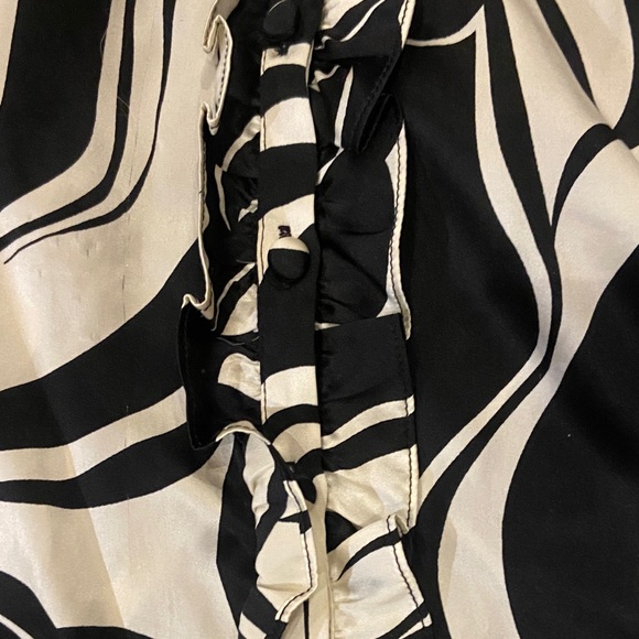 White House Black Market Black and White Off-Shoulder Blouse - Picture 5 of 9